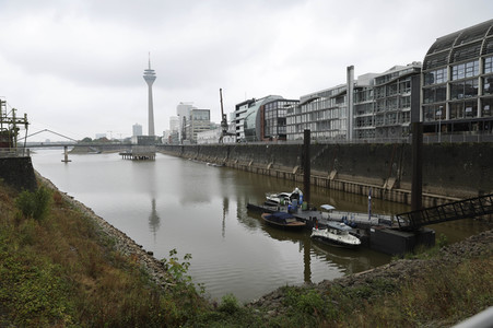 Niedrigwasser am Rhein in Düsseldorf