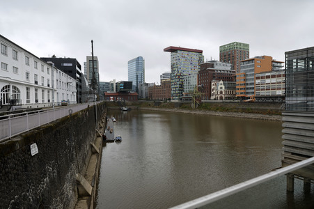 Niedrigwasser am Rhein in Düsseldorf