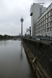 Niedrigwasser am Rhein in Düsseldorf