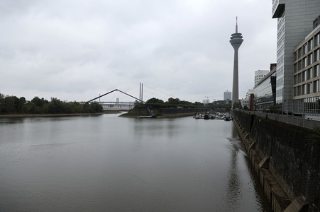 Niedrigwasser am Rhein in Düsseldorf