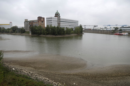 Niedrigwasser am Rhein in Düsseldorf