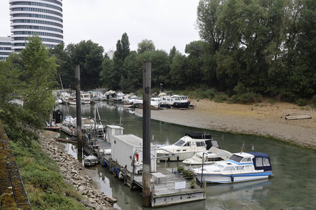 Niedrigwasser am Rhein in Düsseldorf