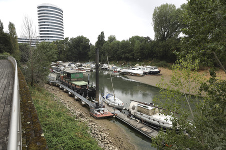 Niedrigwasser am Rhein in Düsseldorf