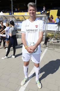 Benefiz-Fußballspiel 'Kicken mit Herz' 2022 in Hamburg