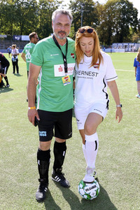 Benefiz-Fußballspiel 'Kicken mit Herz' 2022 in Hamburg