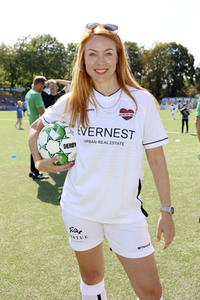 Benefiz-Fußballspiel 'Kicken mit Herz' 2022 in Hamburg