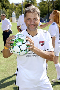 Benefiz-Fußballspiel 'Kicken mit Herz' 2022 in Hamburg
