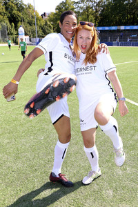 Benefiz-Fußballspiel 'Kicken mit Herz' 2022 in Hamburg