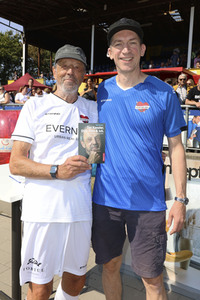 Benefiz-Fußballspiel 'Kicken mit Herz' 2022 in Hamburg