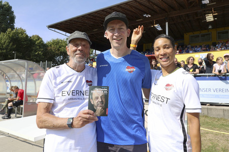 Benefiz-Fußballspiel 'Kicken mit Herz' 2022 in Hamburg