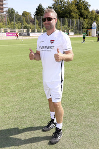 Benefiz-Fußballspiel 'Kicken mit Herz' 2022 in Hamburg