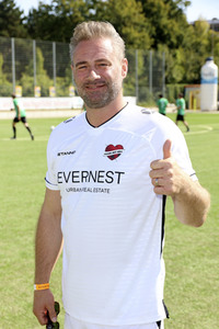 Benefiz-Fußballspiel 'Kicken mit Herz' 2022 in Hamburg