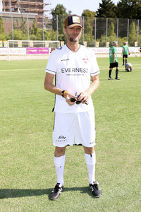 Benefiz-Fußballspiel 'Kicken mit Herz' 2022 in Hamburg