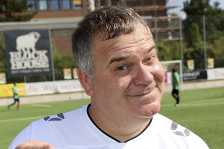 Benefiz-Fußballspiel 'Kicken mit Herz' 2022 in Hamburg