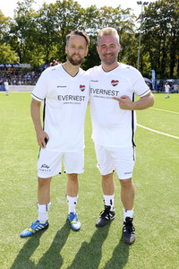 Benefiz-Fußballspiel 'Kicken mit Herz' 2022 in Hamburg