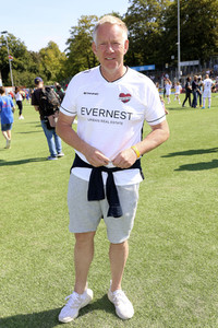 Benefiz-Fußballspiel 'Kicken mit Herz' 2022 in Hamburg