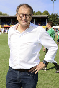 Benefiz-Fußballspiel 'Kicken mit Herz' 2022 in Hamburg