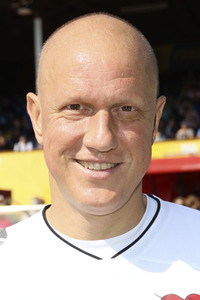 Benefiz-Fußballspiel 'Kicken mit Herz' 2022 in Hamburg