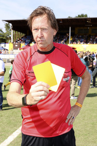 Benefiz-Fußballspiel 'Kicken mit Herz' 2022 in Hamburg