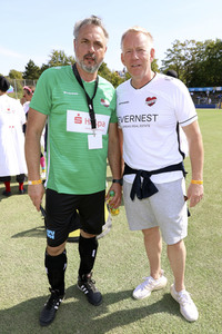 Benefiz-Fußballspiel 'Kicken mit Herz' 2022 in Hamburg