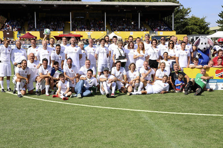 Benefiz-Fußballspiel 'Kicken mit Herz' 2022 in Hamburg
