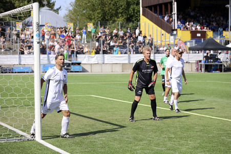 Benefiz-Fußballspiel 'Kicken mit Herz' 2022 in Hamburg