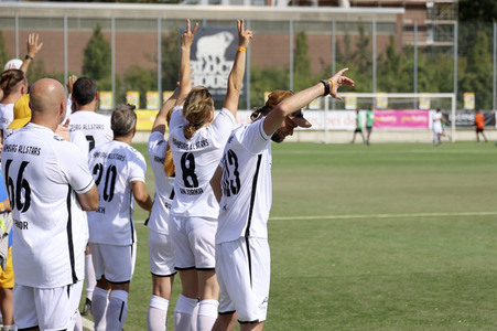 Benefiz-Fußballspiel 'Kicken mit Herz' 2022 in Hamburg