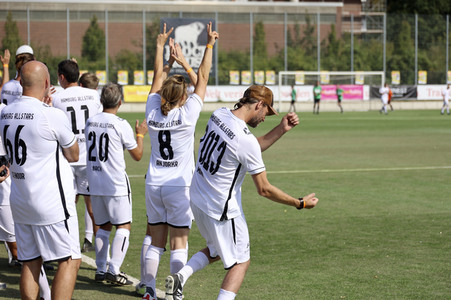 Benefiz-Fußballspiel 'Kicken mit Herz' 2022 in Hamburg