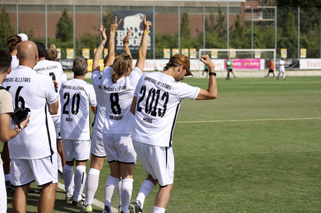 Benefiz-Fußballspiel 'Kicken mit Herz' 2022 in Hamburg