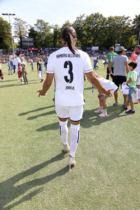 Benefiz-Fußballspiel 'Kicken mit Herz' 2022 in Hamburg