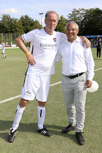 Benefiz-Fußballspiel 'Kicken mit Herz' 2022 in Hamburg