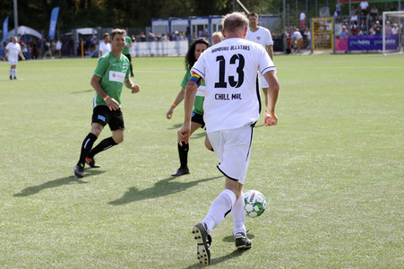 Benefiz-Fußballspiel 'Kicken mit Herz' 2022 in Hamburg