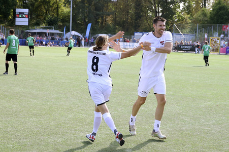 Benefiz-Fußballspiel 'Kicken mit Herz' 2022 in Hamburg