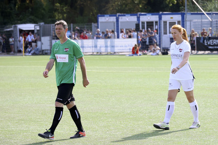 Benefiz-Fußballspiel 'Kicken mit Herz' 2022 in Hamburg