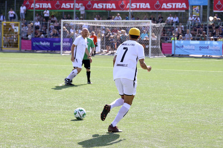 Benefiz-Fußballspiel 'Kicken mit Herz' 2022 in Hamburg