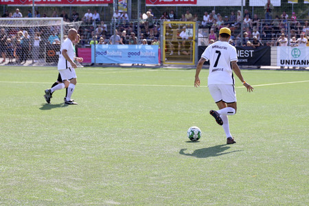 Benefiz-Fußballspiel 'Kicken mit Herz' 2022 in Hamburg