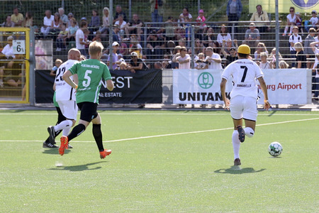 Benefiz-Fußballspiel 'Kicken mit Herz' 2022 in Hamburg