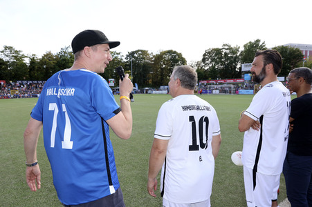 Benefiz-Fußballspiel 'Kicken mit Herz' 2022 in Hamburg