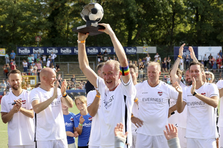 Benefiz-Fußballspiel 'Kicken mit Herz' 2022 in Hamburg