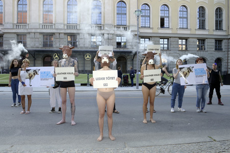 PETA-Protestaktion zum Auftakt der Berlin Fashion Week in Berlin