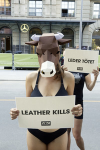 PETA-Protestaktion zum Auftakt der Berlin Fashion Week in Berlin