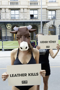 PETA-Protestaktion zum Auftakt der Berlin Fashion Week in Berlin