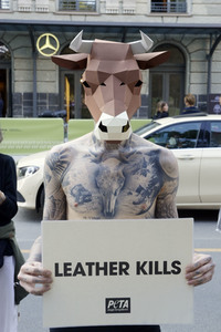 PETA-Protestaktion zum Auftakt der Berlin Fashion Week in Berlin