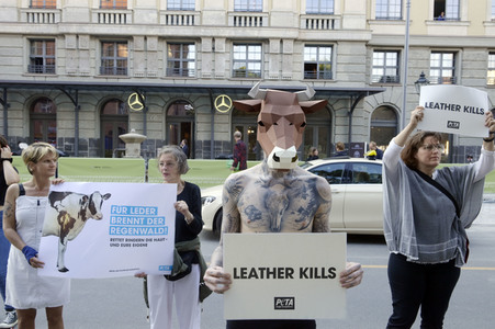 PETA-Protestaktion zum Auftakt der Berlin Fashion Week in Berlin