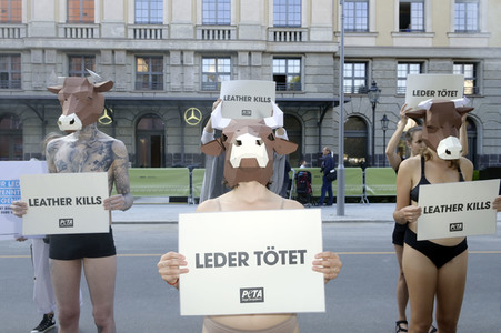 PETA-Protestaktion zum Auftakt der Berlin Fashion Week in Berlin
