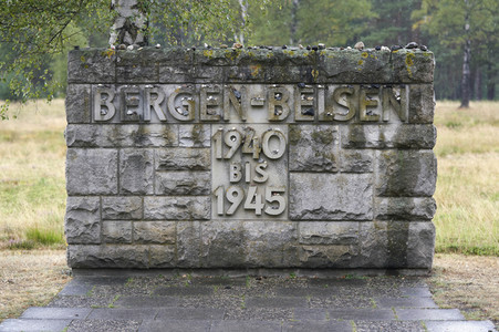Isaac Herzog und Frank-Walter Steinmeier besuchen die Gedenkstätte Bergen-Belsen