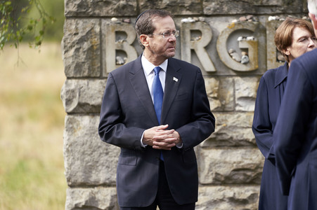 Isaac Herzog und Frank-Walter Steinmeier besuchen die Gedenkstätte Bergen-Belsen