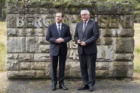 Isaac Herzog und Frank-Walter Steinmeier besuchen die Gedenkstätte Bergen-Belsen