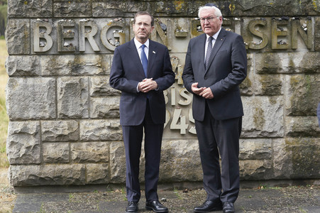 Isaac Herzog und Frank-Walter Steinmeier besuchen die Gedenkstätte Bergen-Belsen