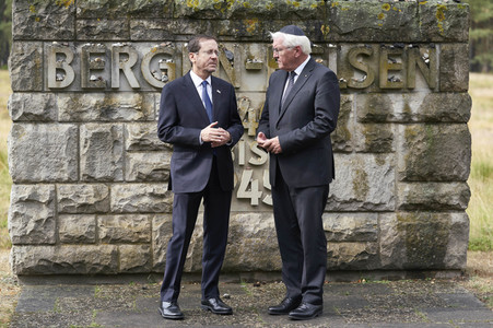 Isaac Herzog und Frank-Walter Steinmeier besuchen die Gedenkstätte Bergen-Belsen
